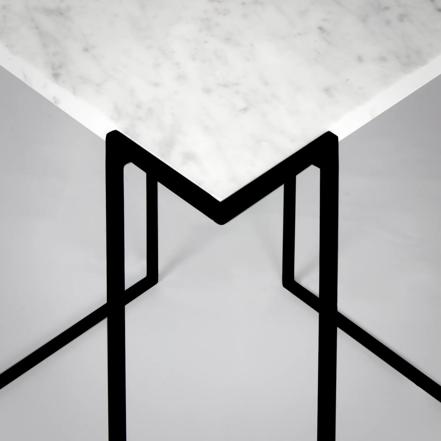 Stilts GravitY tavolo marmo Carrara 37x37 minimal