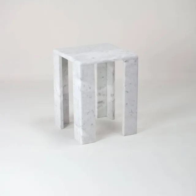 Stilts ChunkY02 tavolino marmo Carrara bianco