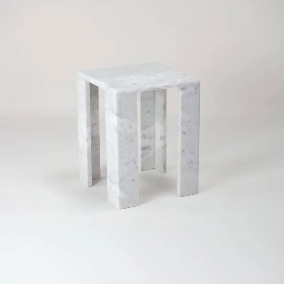 Stilts ChunkY02 tavolino marmo Carrara bianco