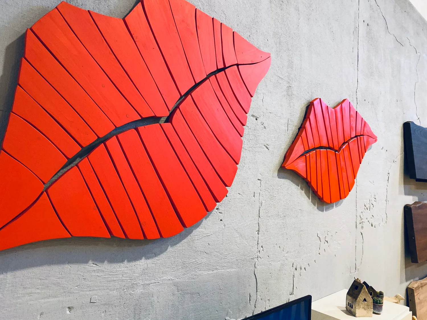 XLAB Design Kiss decorazione parete bocca rossa legno