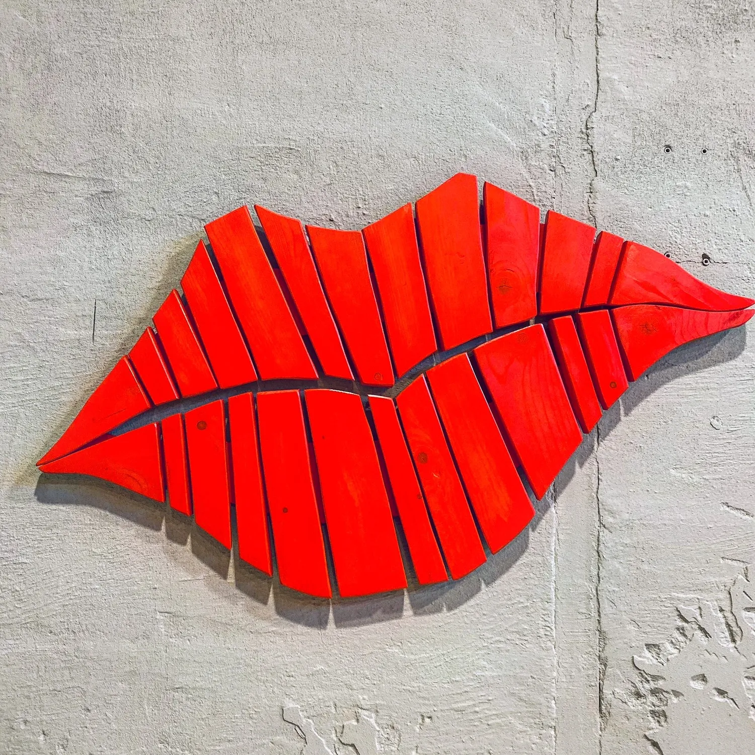 XLAB Design Kiss decorazione parete bocca rossa legno