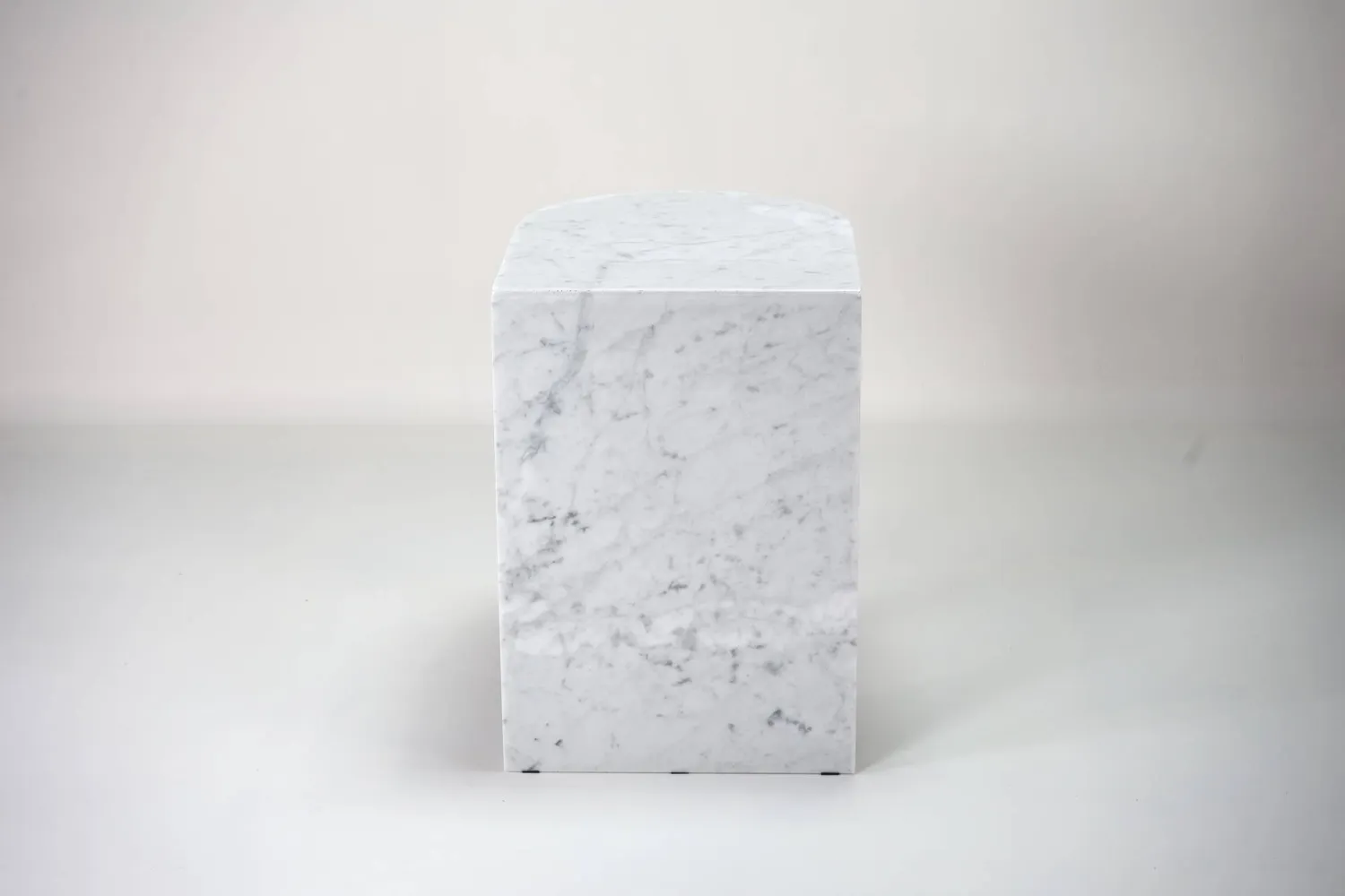 Stilts PianoForte tavolino laterale marmo Carrara ebano