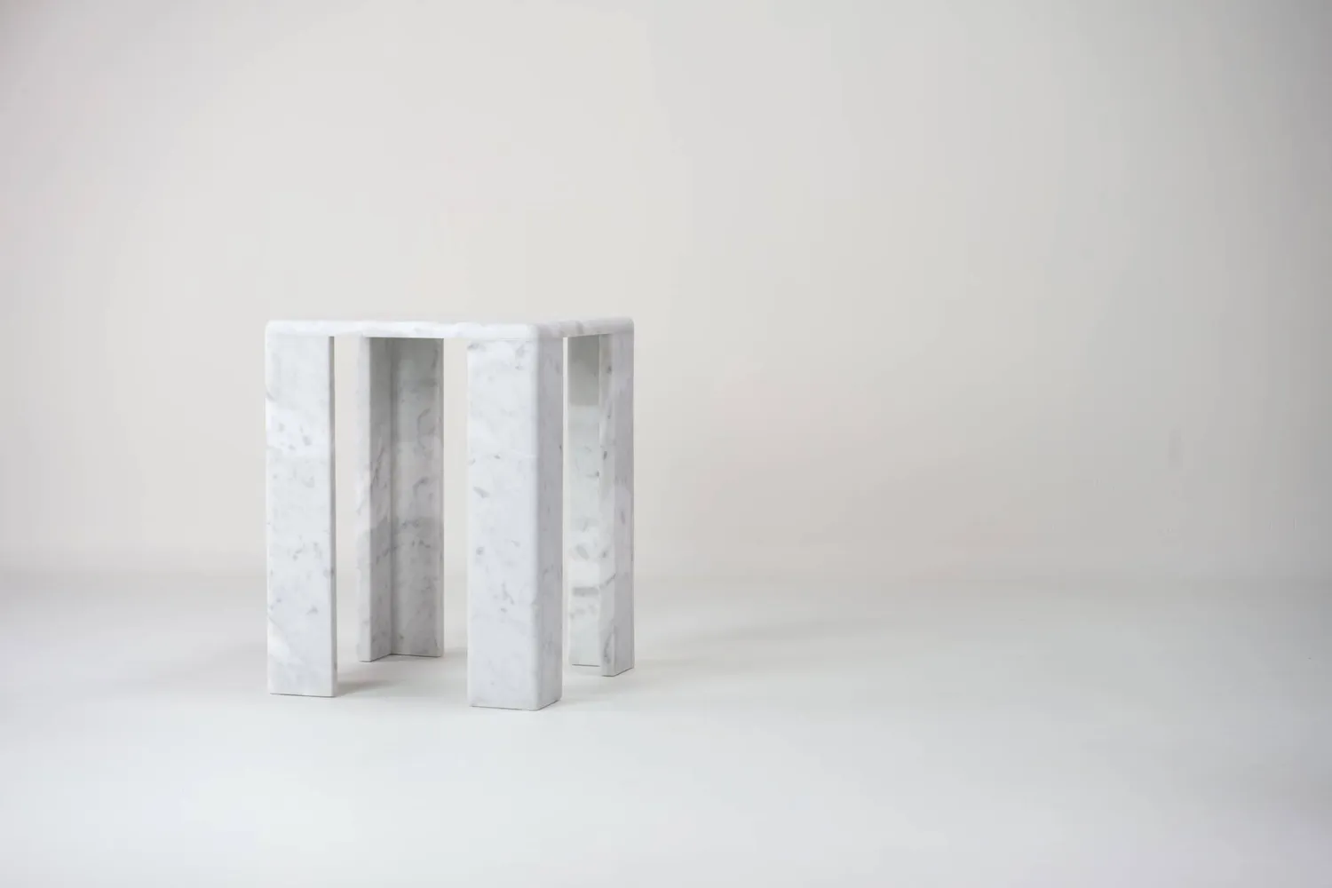 Stilts ChunkY02 tavolino marmo Carrara bianco