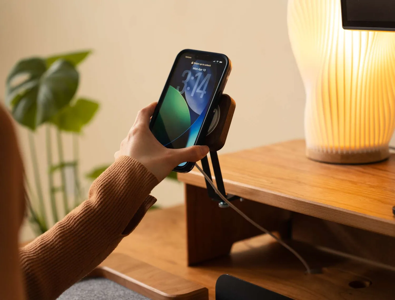 Wyrmwood MagSafe Charger Holder supporto telefono scrivania