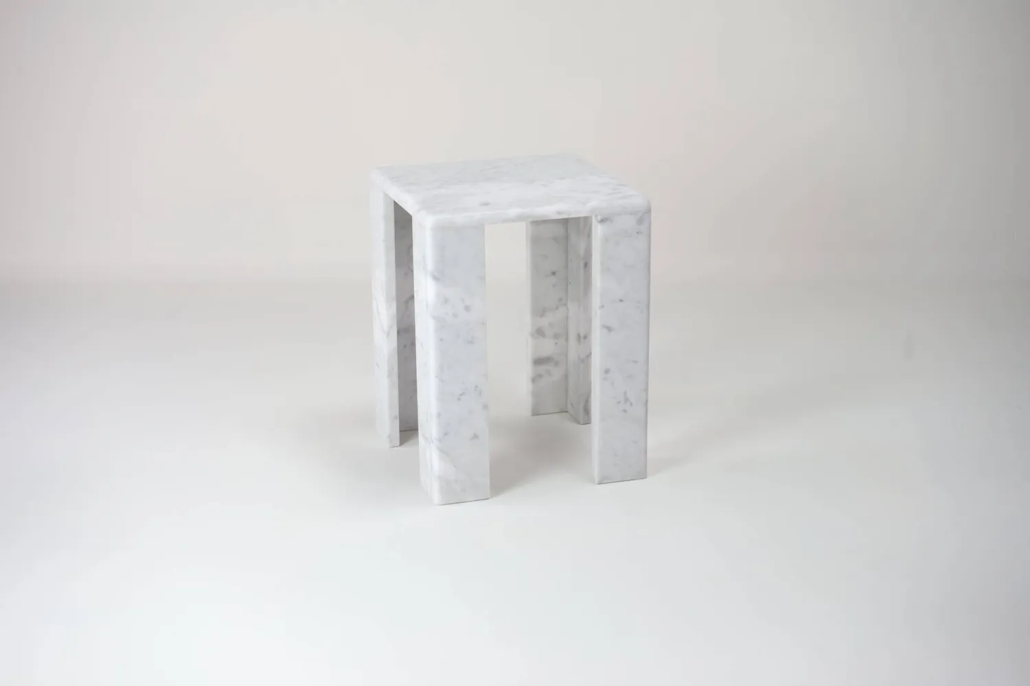 Stilts ChunkY02 tavolino marmo Carrara bianco