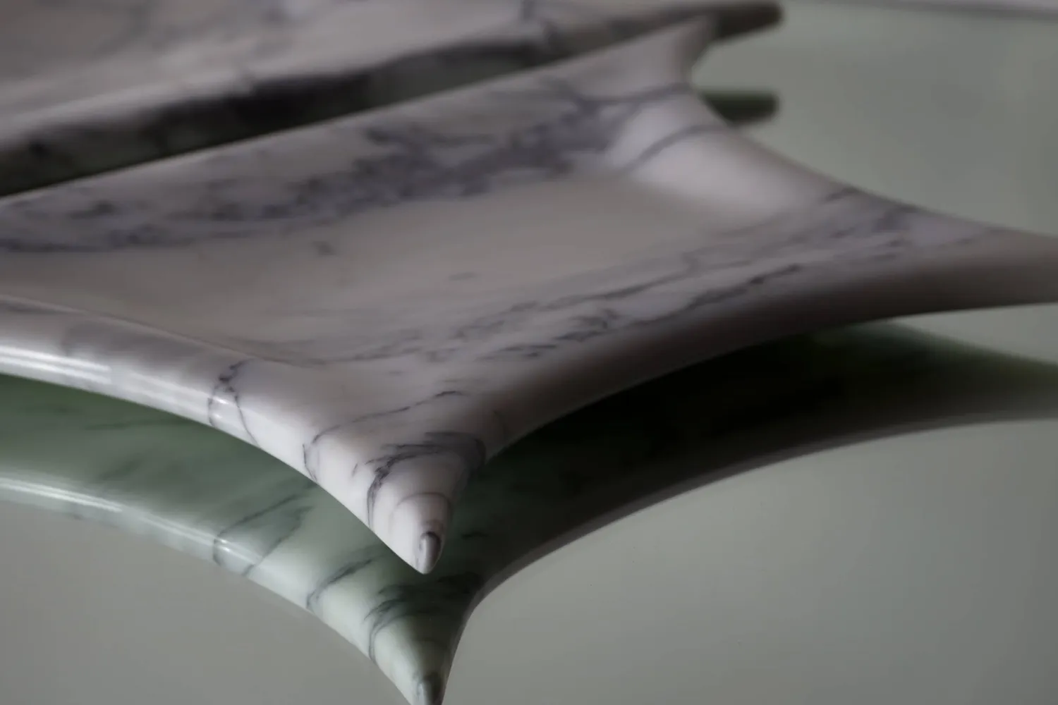 Stilts Sculptural Tray vassoio arabescato