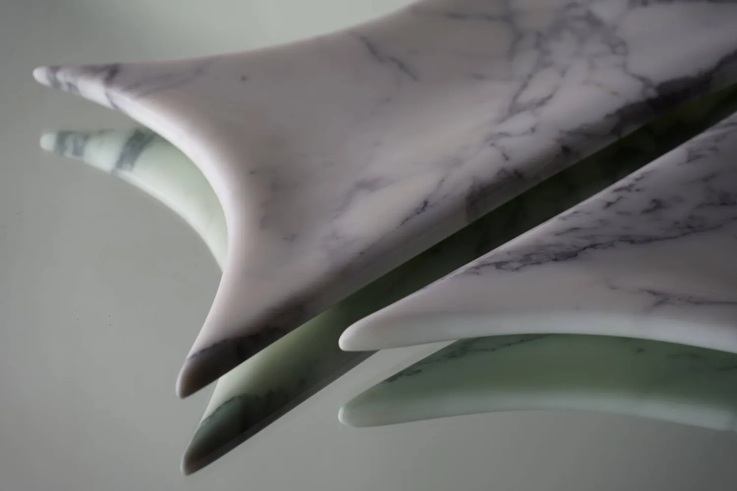 Stilts Sculptural Tray vassoio arabescato