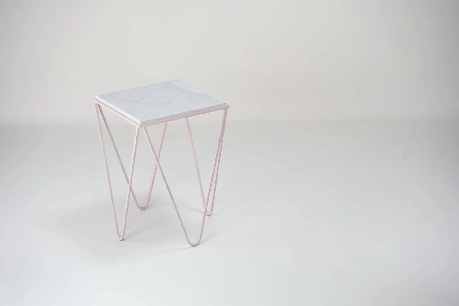 Stilts Avior tavolino marmo Carrara 37x37 rosa