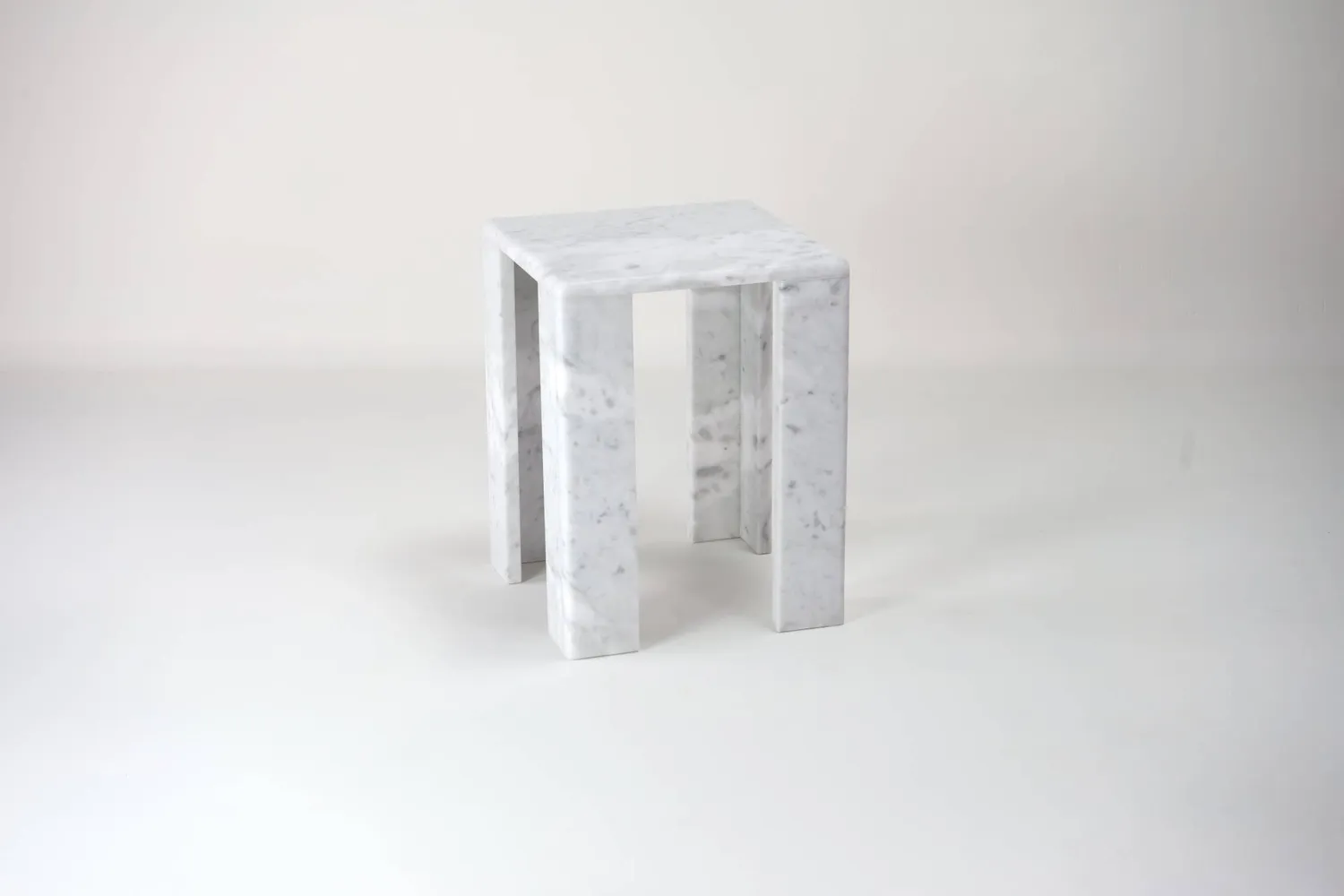 Stilts ChunkY02 tavolino marmo Carrara bianco