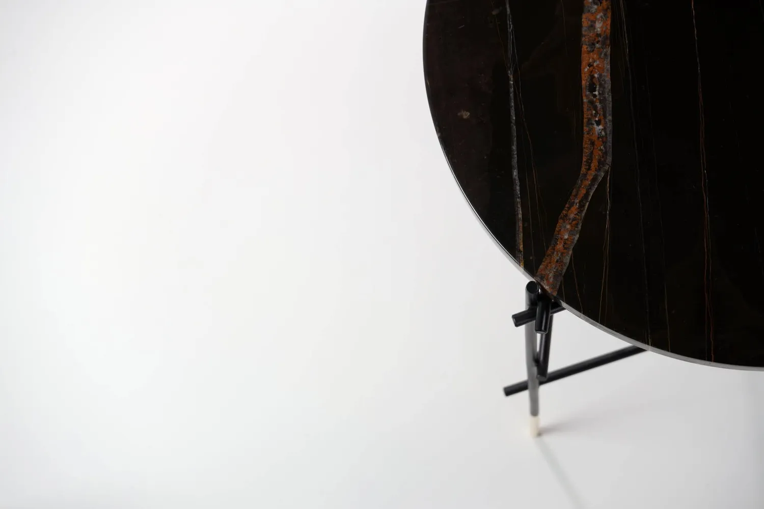 Stilts StiltS tavolino sahara noir oro 90x115 nero