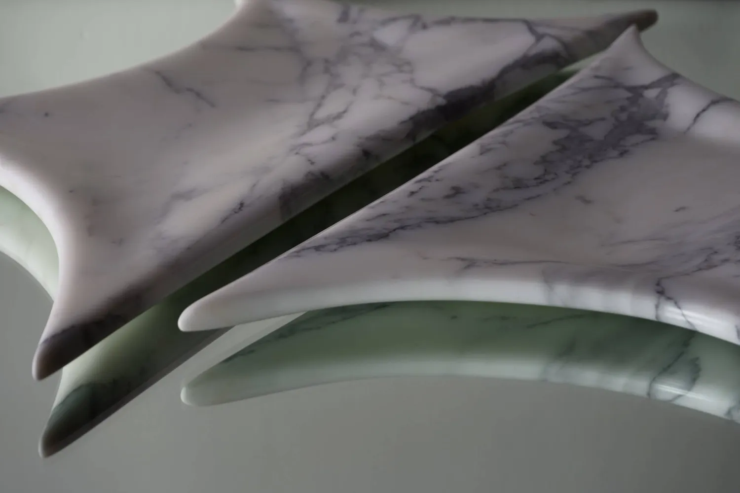 Stilts Sculptural Tray vassoio arabescato