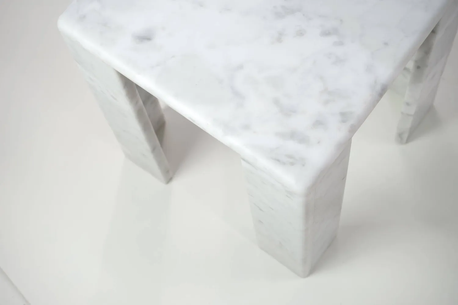 Stilts ChunkY02 tavolino marmo Carrara bianco