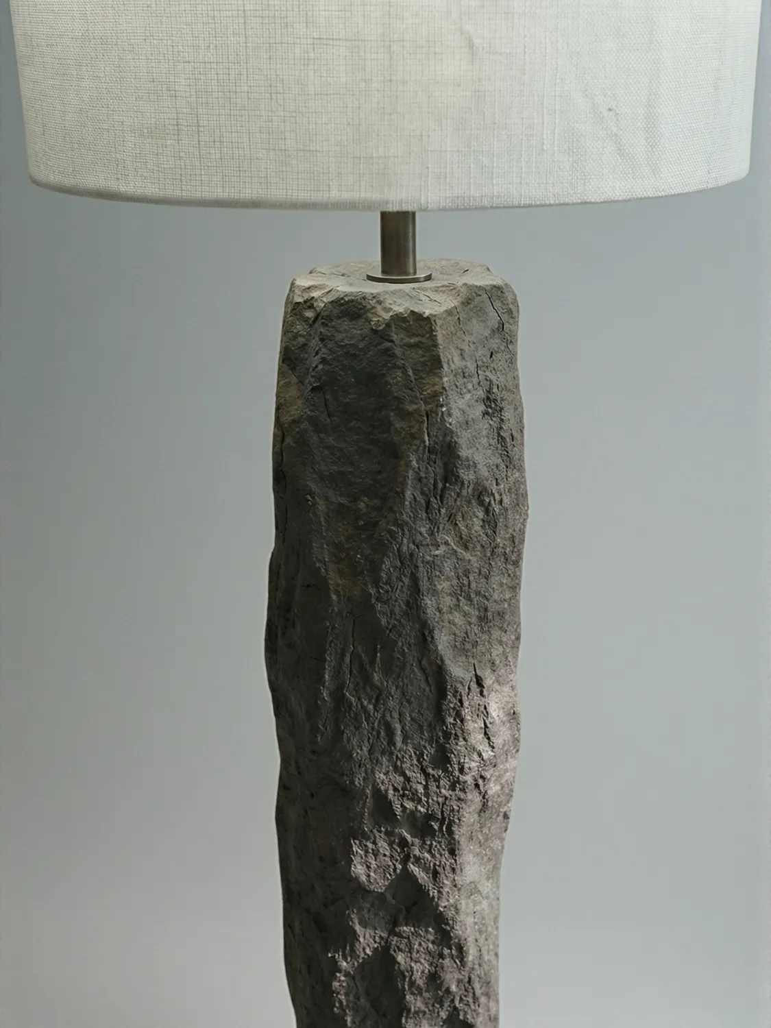 XLAB Design Menhir piantana scultura lampada terra grigio lava