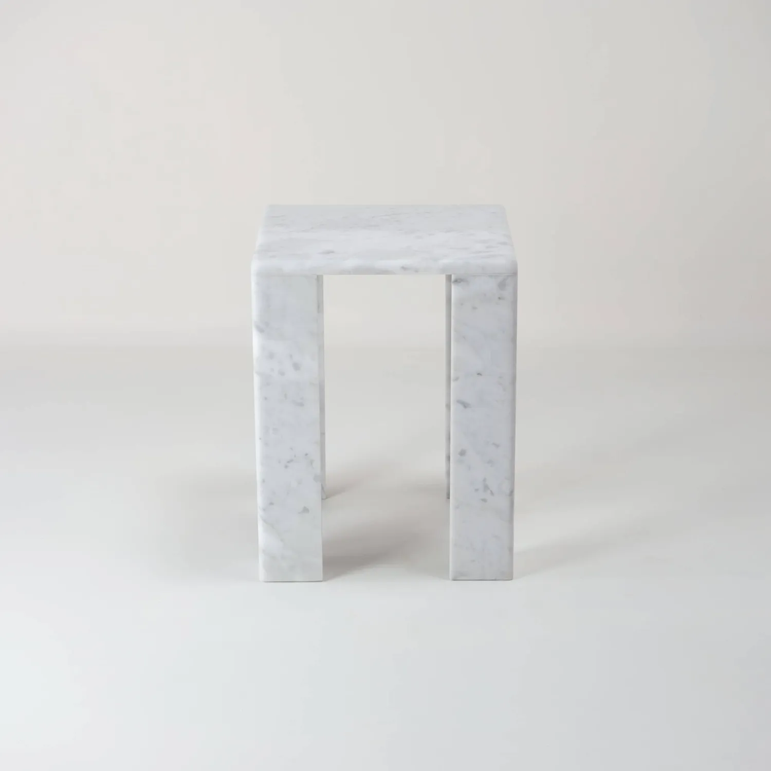 Stilts ChunkY02 tavolino marmo Carrara bianco