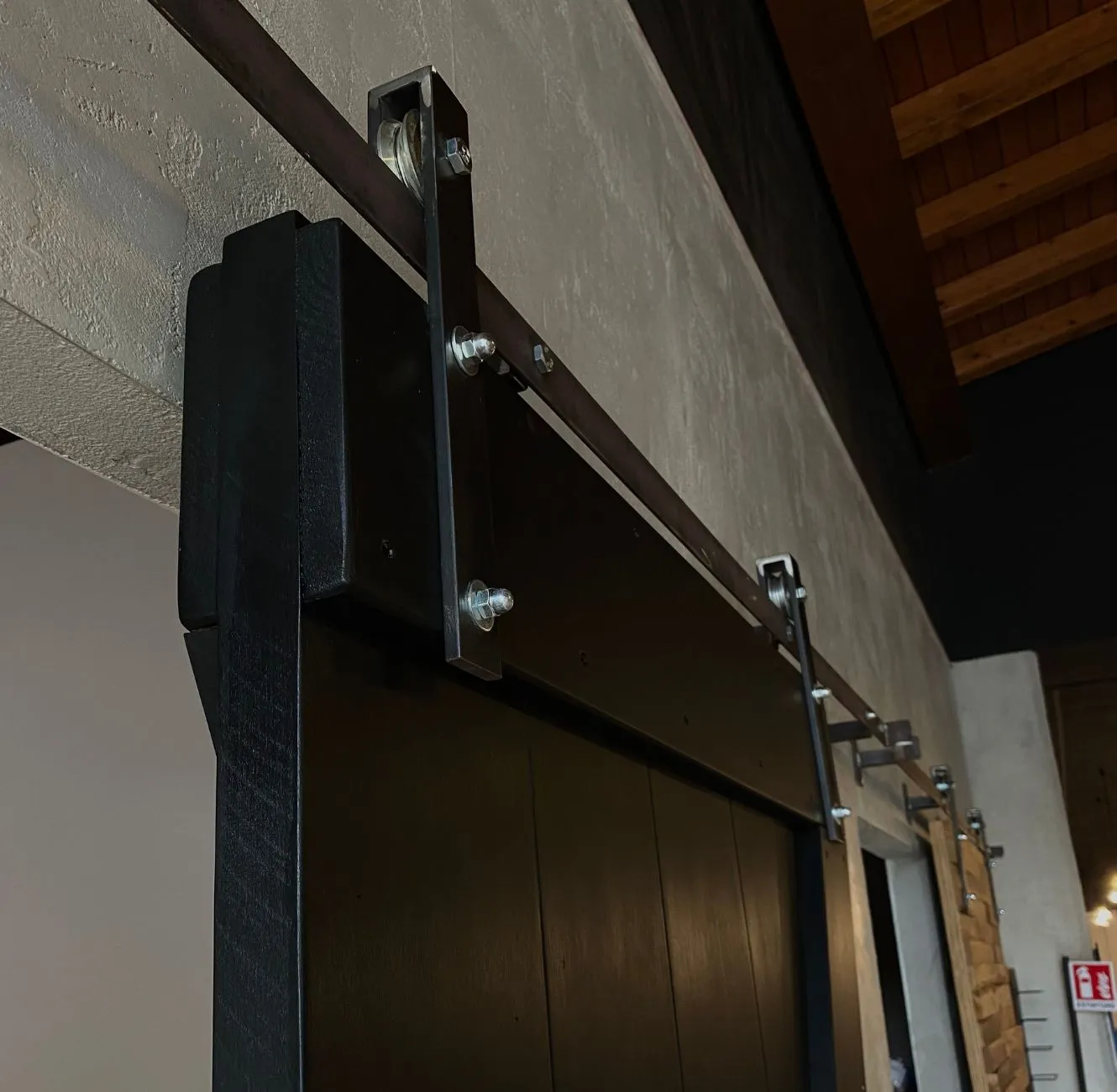 XLAB Design Abel porta scorrevole legno massello nera