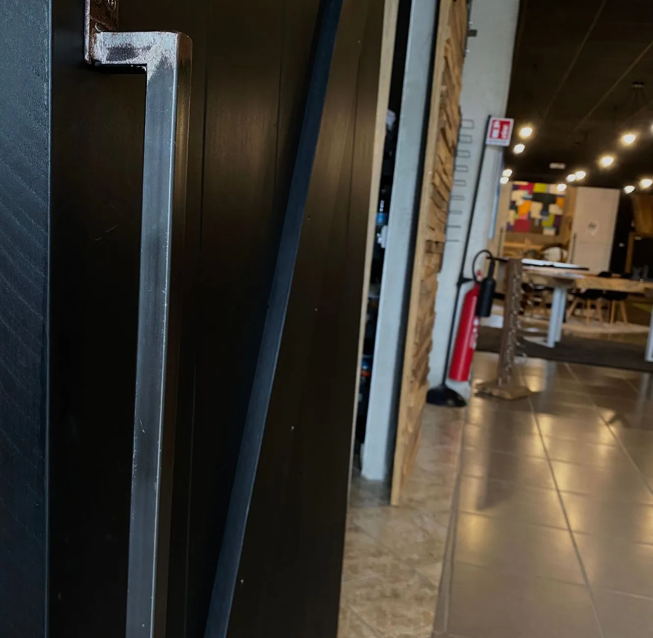 XLAB Design Abel porta scorrevole legno massello nera