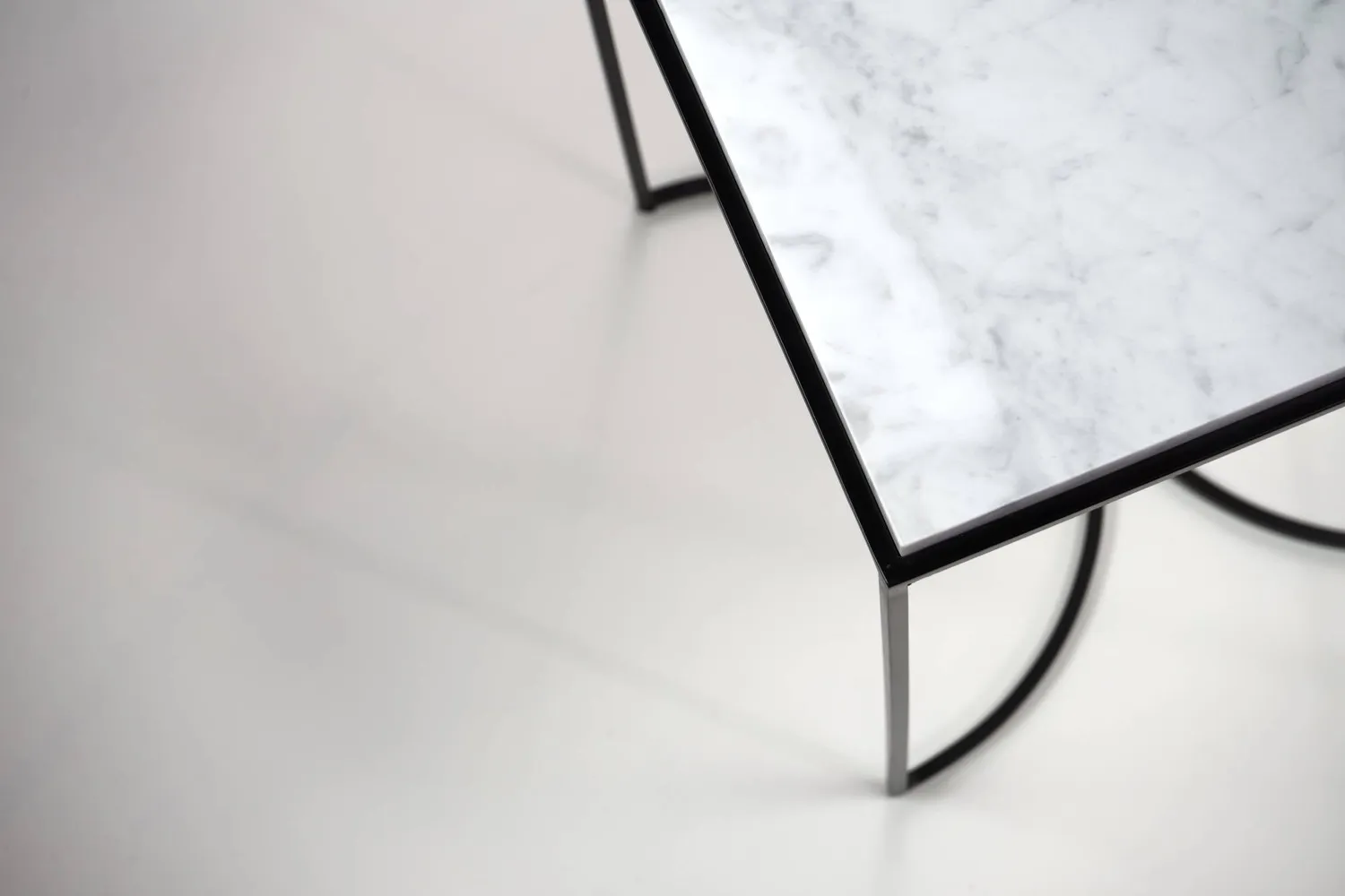 Stilts NaiveE Tavolino Marmo Carrara 37 cm
