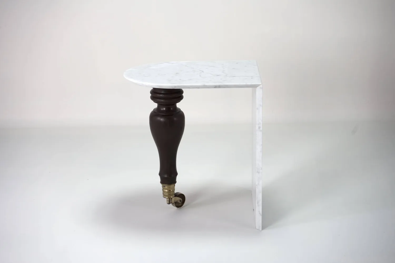 Stilts PianoForte tavolino laterale marmo Carrara ebano