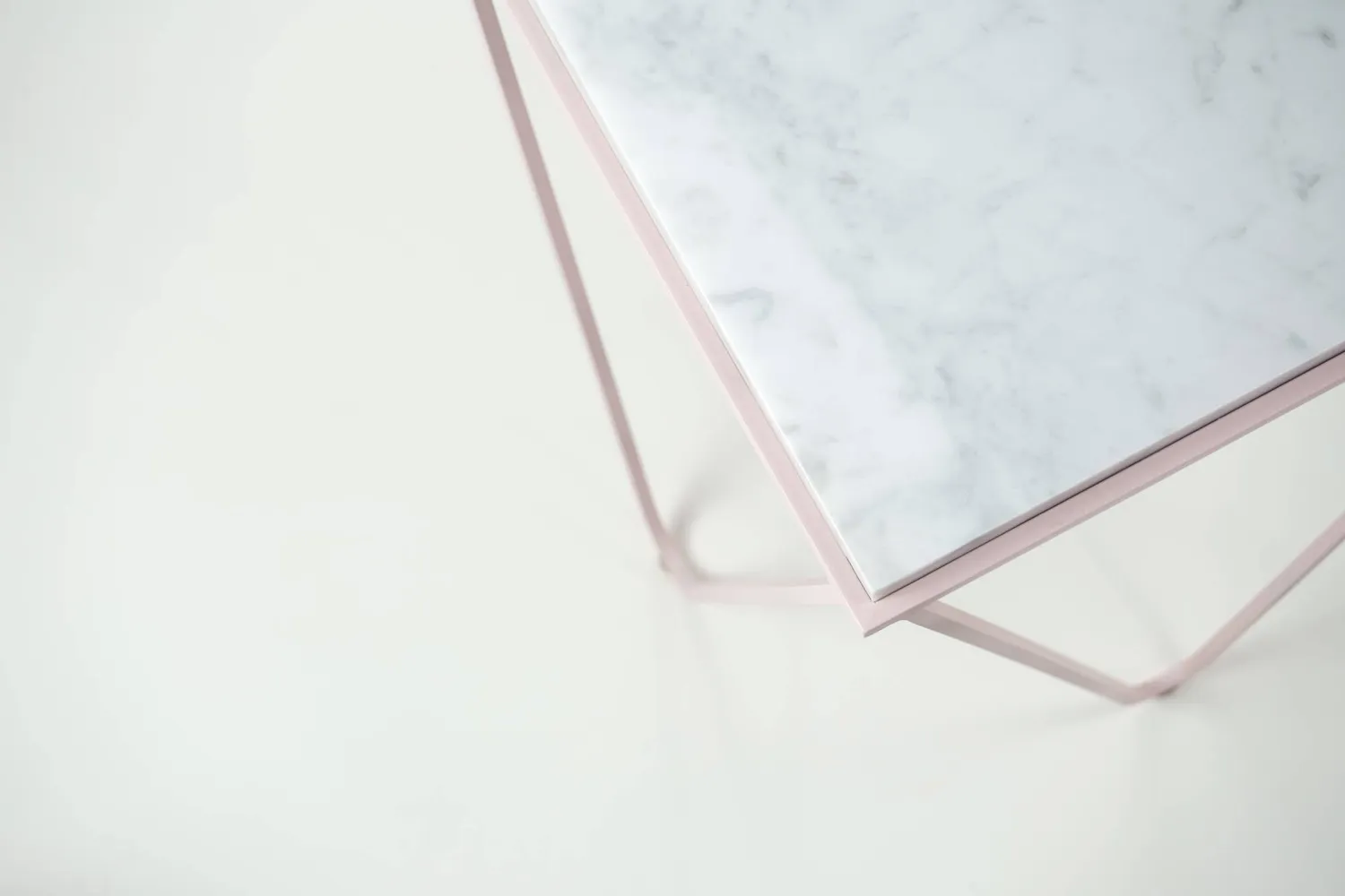 Stilts Avior tavolino marmo Carrara 37x37 rosa