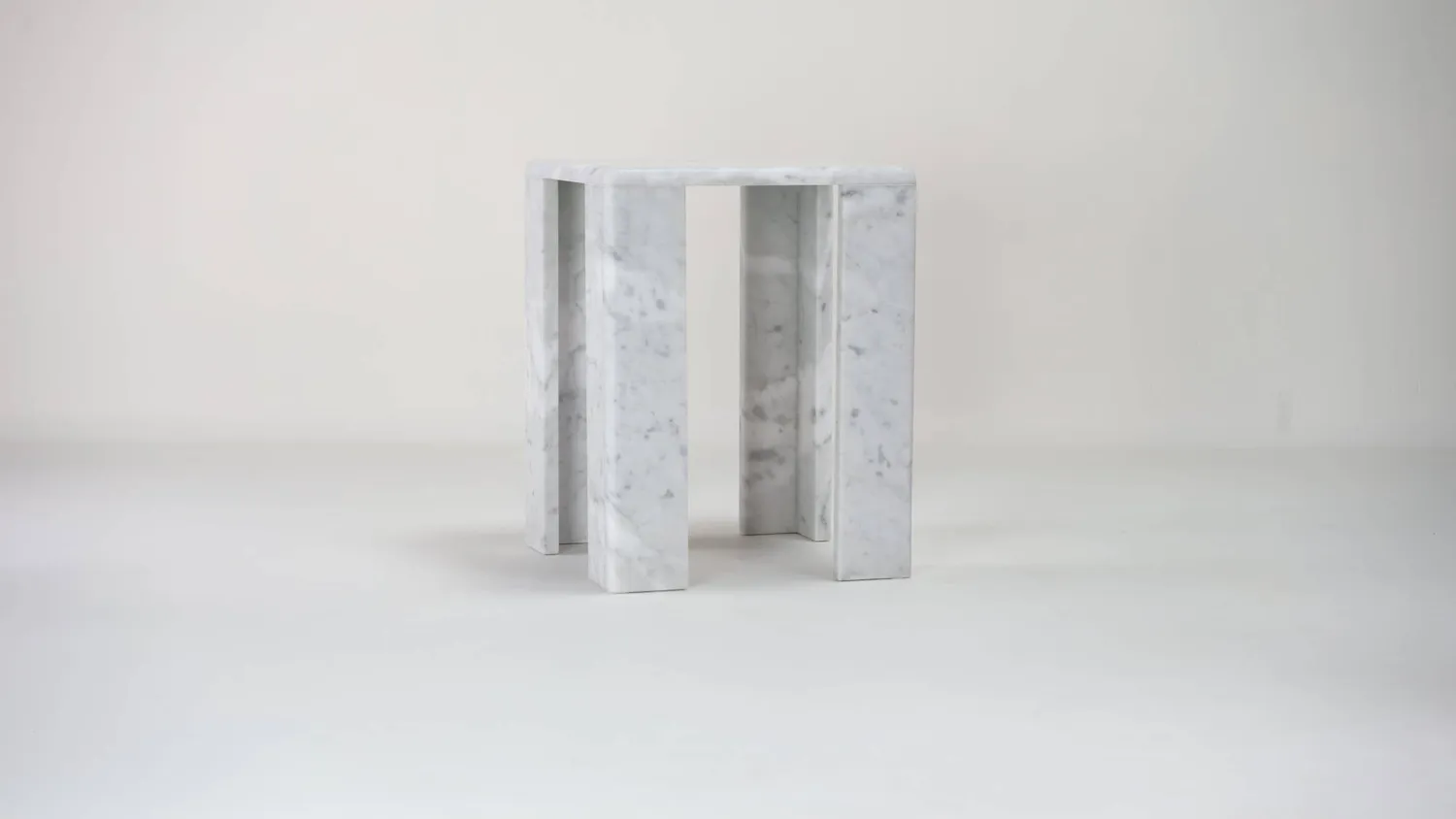 Stilts ChunkY02 tavolino marmo Carrara bianco
