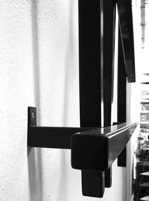 XLAB Design Lu Xun libreria parete ferro listelli incrociati