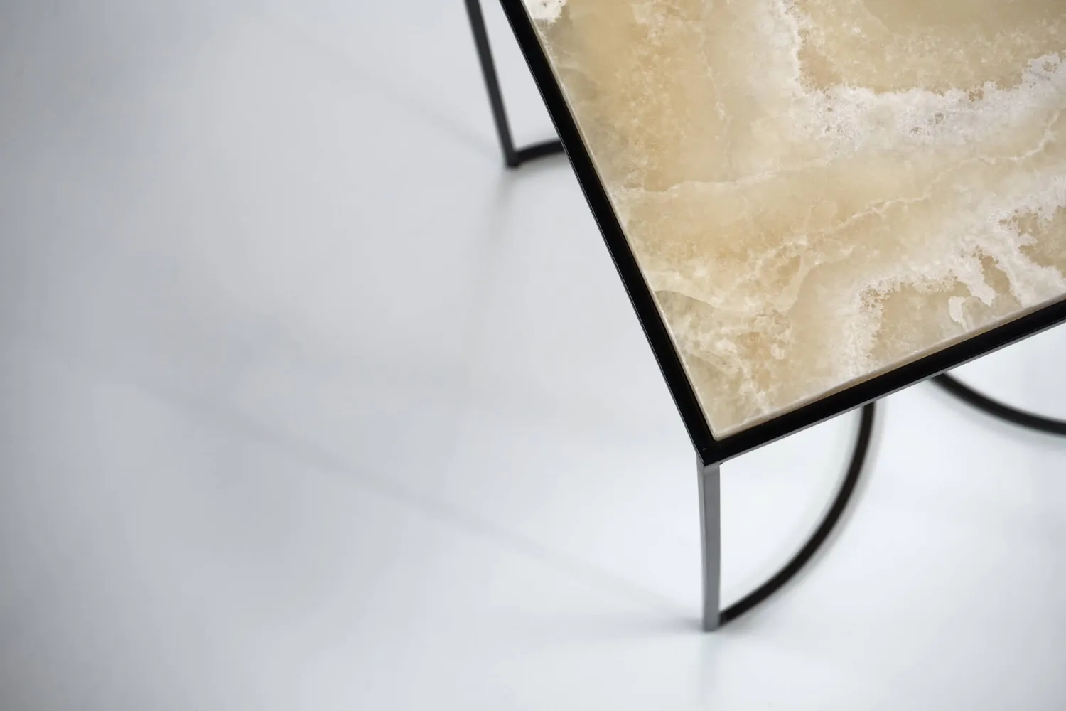 Stilts NaiveE Tavolino Marmo Carrara 37 cm